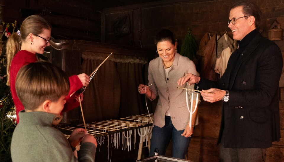 Kronprinsesse Victoria ses her i fuld gang med at støbe vokslys sammen med sin familie under besøget på Skansen i Stockholm.
