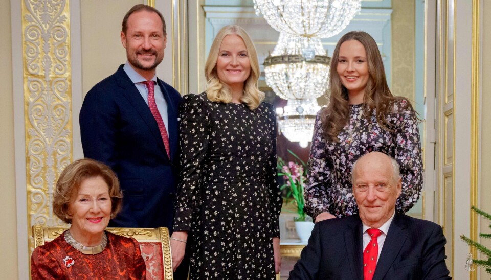 Kong Harlad ses her på den norske kongefamilies officielle julefoto sammen med dronning Sonja, kronprins Haakon, kronprinsesse Mette-Marit og prinsesse Ingrid Alexandra.