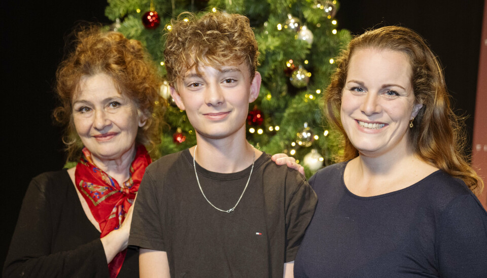 Michelle Bjørn-Andersen (til venstre) og Lise Baastrup (til højre) har sammen med de mange andre rutinerede skuespillere hjulpet det nye stjerneskud, Frederik Thoft (midt), da han debuterede på skærmen i rollen som Romeo i DR-julekalenderen 'Tidsrejsen 2'. (Arkivfoto).