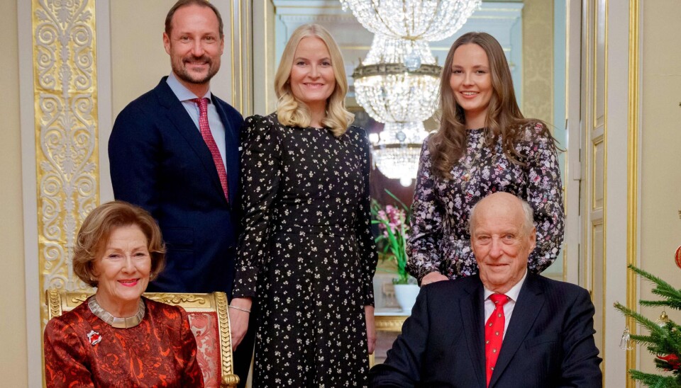 Kong Harald og dronning Sonja ses her sammen med kronprins Haakon og kronprinsesse Mette-Marit samt deres datter, prinsesse Ingrid Alexandra.