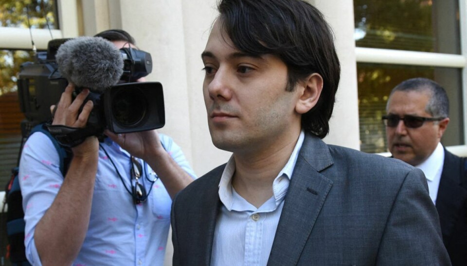 Martin Shkreli er i USA også kendt som 'Pharma Bro'. Han var i 2015 som direktør for et medicinalselskab med til at hæve prisen på et lægemiddel, der bruges til at behandle meget alvorlige infektioner, med 4000 procent fra den ene dag til den anden. (Arkivfoto) - Foto: Timothy A. Clary/Ritzau Scanpix Martin Shkreli er i USA også kendt som 'Pharma Bro'. Han var i 2015 som direktør for et medicinalselskab med til at hæve prisen på et lægemiddel, der bruges til at behandle meget alvorlige infektioner, med 4000 procent fra den ene dag til den anden. (Arkivfoto) - Foto: Timothy A. Clary/Ritzau Scanpix
