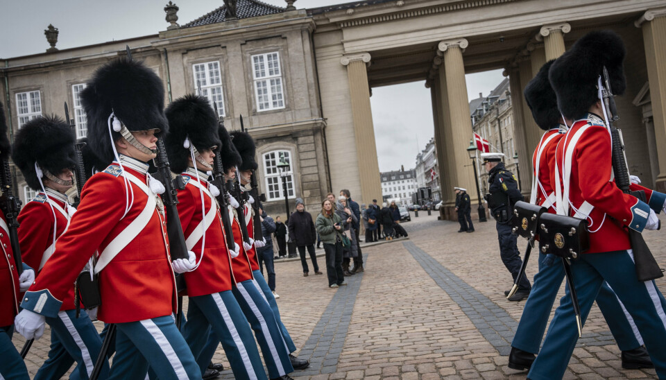 Ved vagtskiftet på Amalienborg nytårsaftensdag klokken 12 bærer livgarden for første gang kong Frederiks navnetræk på uniformen. (Arkivfoto).