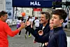 Kronprins Frederik og prins Christian uddeler her 'high five' til Royal Run'-løberne.
