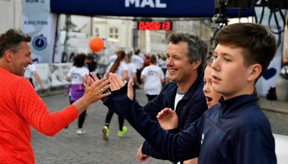 Kronprins Frederik og prins Christian uddeler her 'high five' til Royal Run'-løberne.