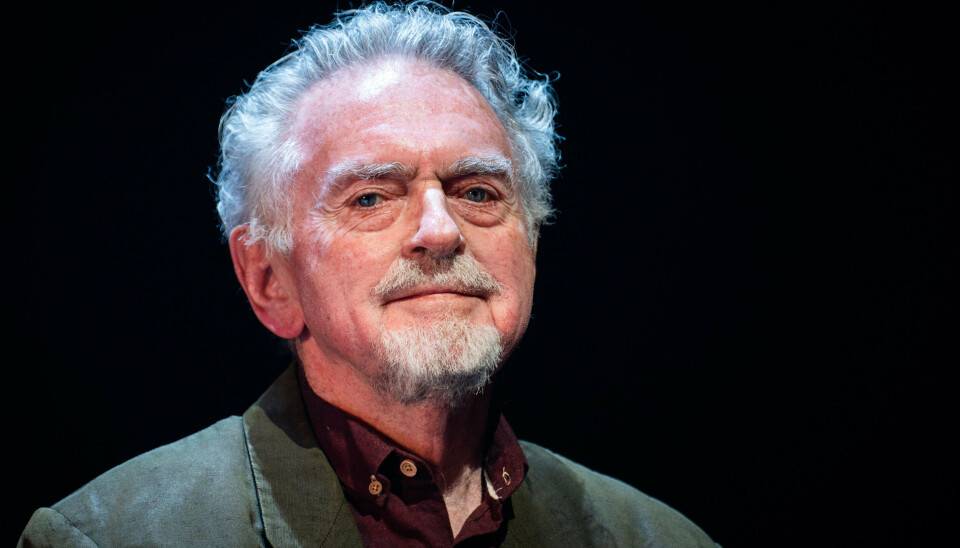En lang karriere i underholdningsbranchen startede på venstrefløjen med politisk gøgl sammen med kunstneren Leif Sylvester og Røde Mors Rockcirkus, inden Erik Clausen kastede sig ud i at lave film.
