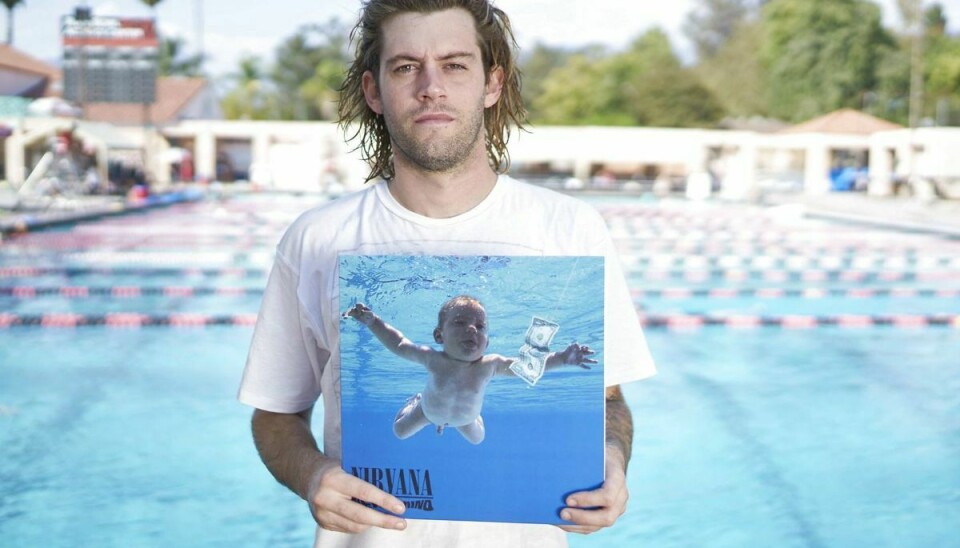 I dag 30-årige Spencer Elden med et eksemplar af coveret til Nirvana albummet 'Nevermind', hvor han selv er afbildet spilitternøgen i en swimmingpool som spæd. SplashNews.com Splash News and Pictures