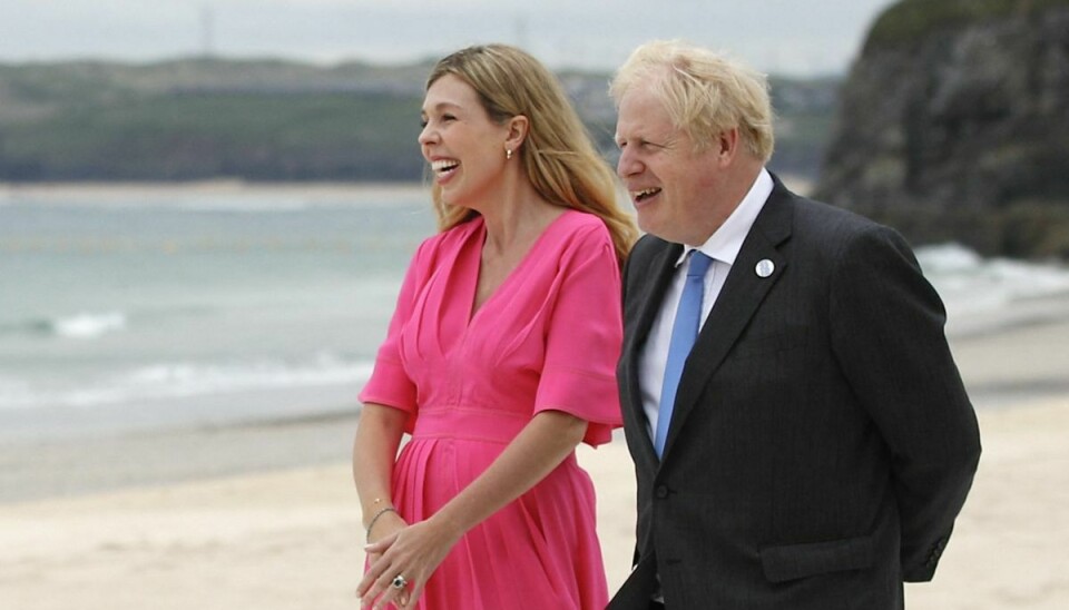Boris Johnson og hans hustru, Carrie Johnson, der her ses ved G7-topmødet i juni, skal være forældre igen. I forvejen har de sønnen Wilfred sammen.