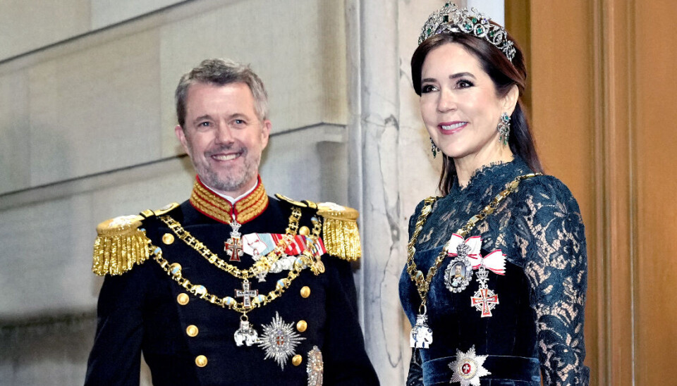 Frederik og Mary ses her ankomme til nytårstaflet på Amalienborg onsdag aften.
