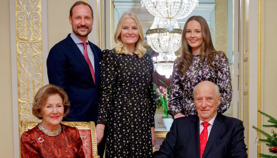Kong Harald og dronning Sonja ses her sammen med kronprins Haakon og kronprinsesse Mette-Marit samt kronprinsparrets datter prinsesse Ingrid Alexandra.