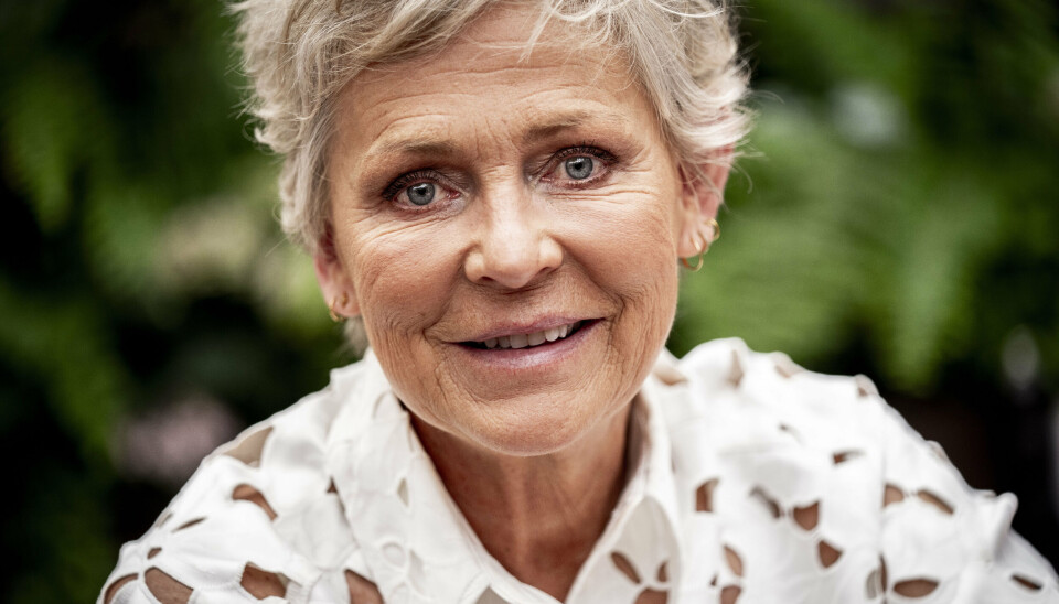 66-årige Søs Egelind sætter stor pris på nuet, og hun elsker at fylde sit liv med humor. Den folkekære skuespiller har medvirket i en række film og tv-serier, herunder 'Lærkevej', 'Den eneste ene' og 'Kometernes jul'.