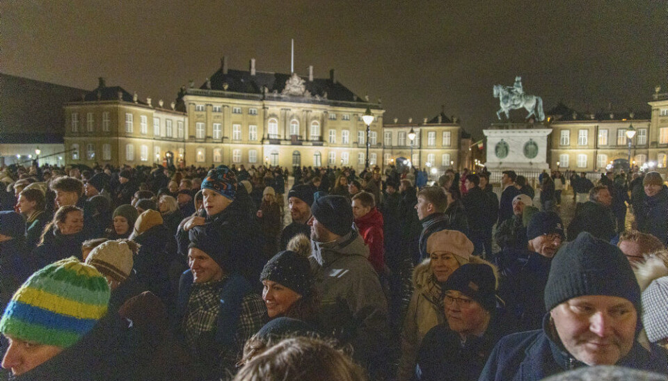 Mange mennesker havde taget opstilling foran Amalienborg på årets sidste dag, hvor kong Frederik holdt nytårstale.