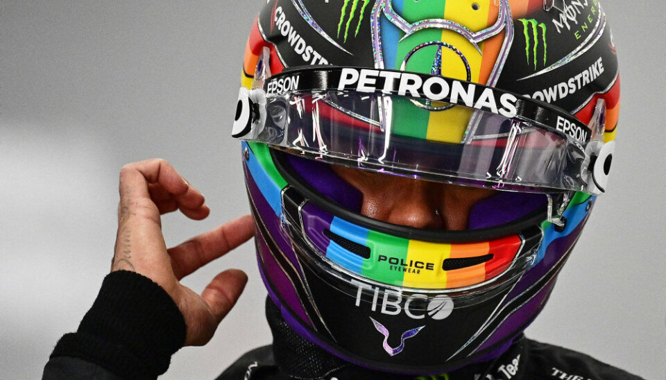 I 2023 kørte Hamilton med en racerhjelm i regnbuefarver for at sætte fokus på LGBTQI-rettigheder i Qatar, da Formel 1 kørte grandprix i landet.