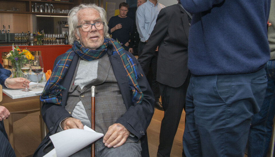 Jørgen Leth må have støtte, når han skal gå, men hjernen fejler bestemt ikke noget.