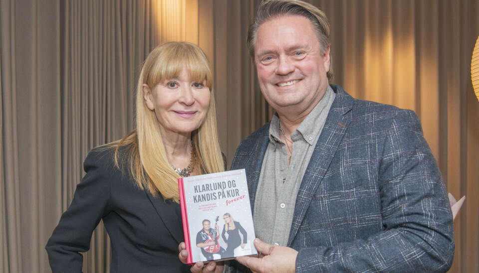 Det så ikke godt ud hos Johnny Hansen, men overlæge Bente Klarlund fik ham coachet på rette kurs, og det er der kommet bogprojektet 'Klarlund og Kandis på Kur - forever' ud af.