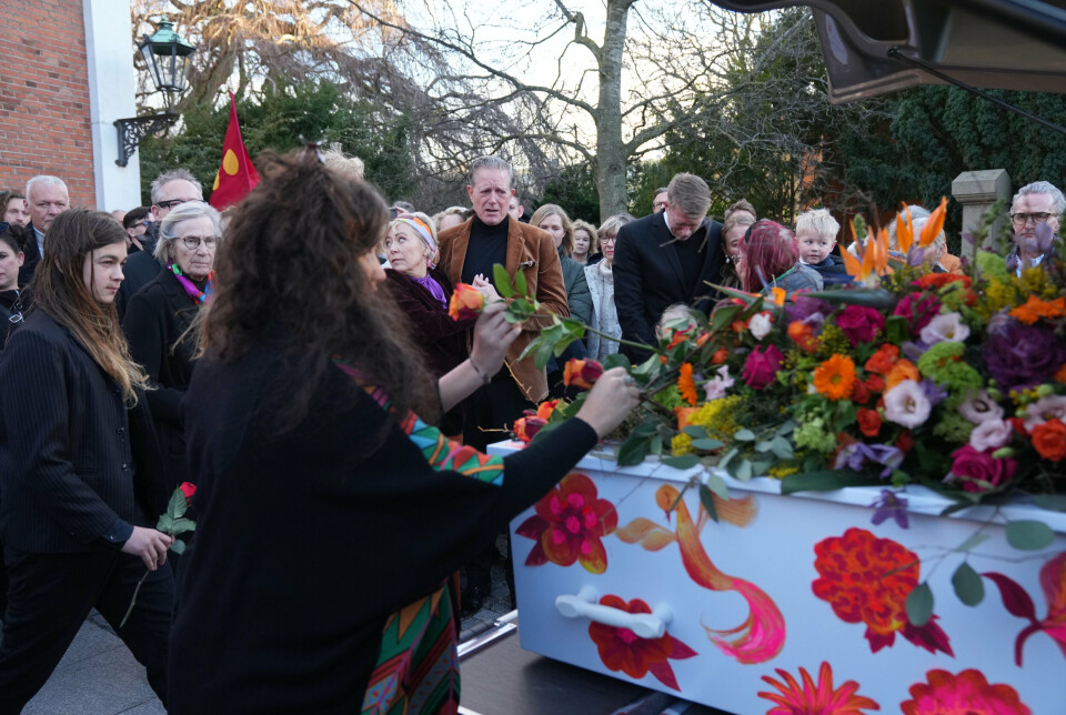 Der var mødt mange mennesker op ved Frederiksberg Kirke for at tage afsked med den folkekære skuespiller og teaterchef Jytte Abildstrøm.