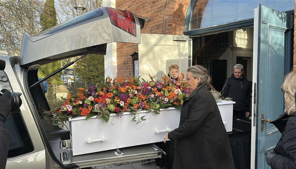 Jytte Abildstrøms kiste var smukt pyntet med et kæmpe blomsterflor, da deltagerne sagde farvel i Frederiksberg kirke.