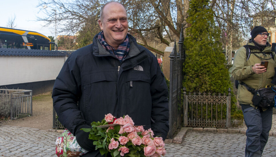 Peter Larsen måtte undvære veninden, Anne Marie Helger, der var forhindret på grund af medvirken i en forestilling i Operaen.
