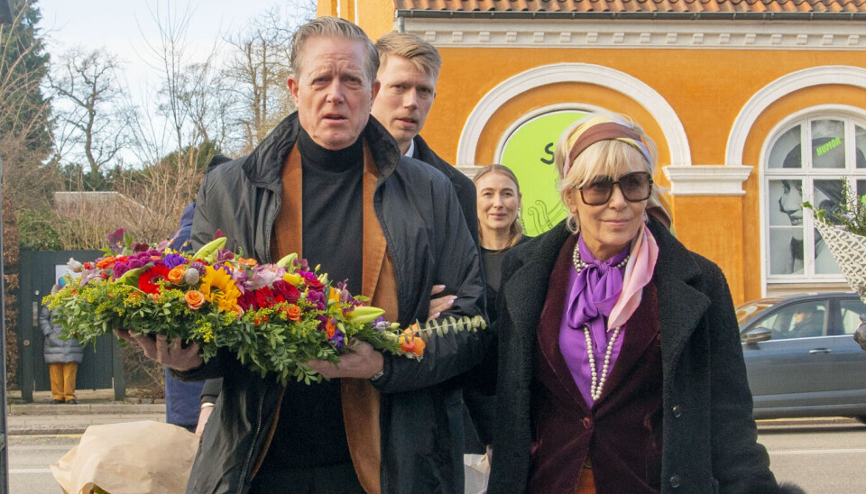 Det var en sorgens stund for 'Sommerdahl'-skuespilleren Peter Mygind, der har mistet sin kære mor - her med hustruen Lise Mühlhausen.