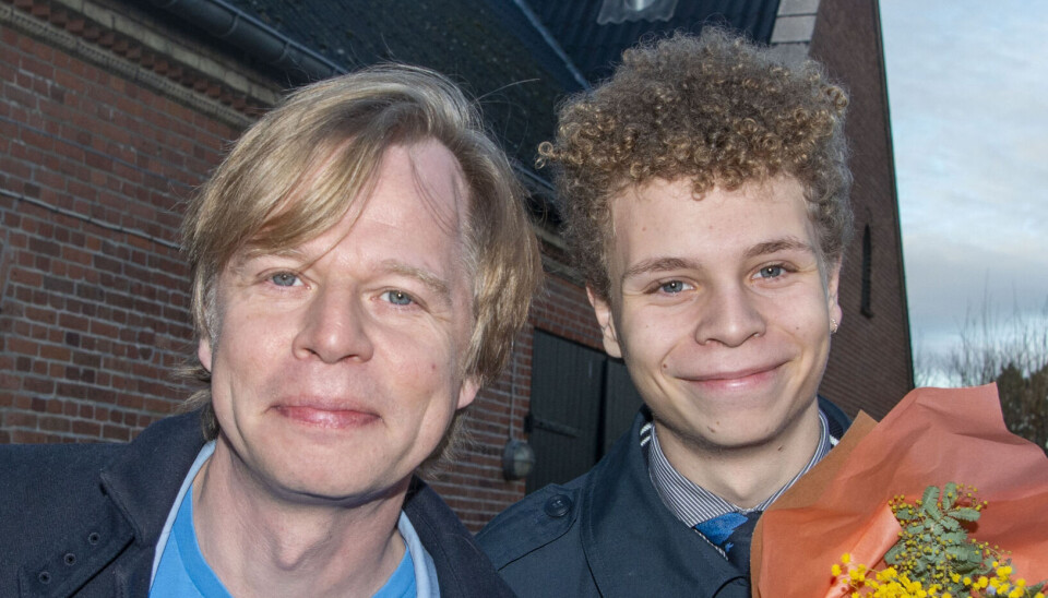 Clement Kjersgaard ankom sammen med sønnen Konrad, der bar en stor buket.
