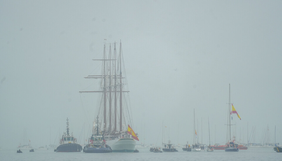 Det stolte skibe Juan Sebastián de Elcano stævner ud fra havnen i Cadíz