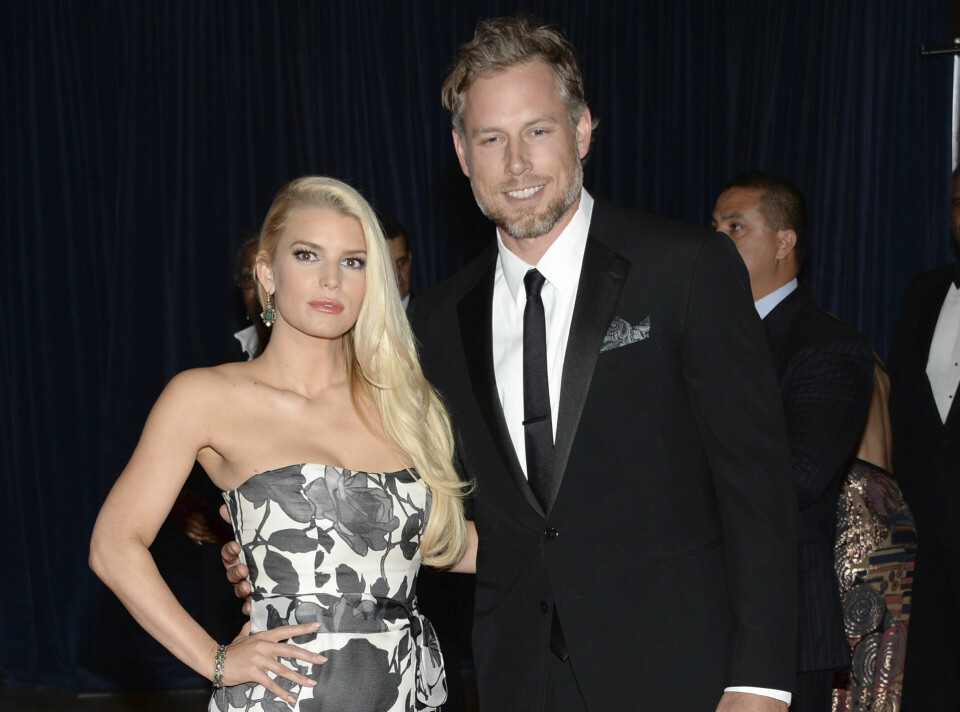 Jessica Simpson og ægtemanden Eric Johnson lever nu hver for sig, i hvad hun kalder en 'smertelig situation'.