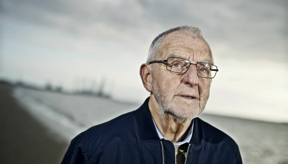 Laurits Tørnæs, som fylder 85 år, har to gange oplevet at blive enkemand, og efter at have fået beskadiget sit ene ben blev han nødt til at indstille tilværelsen som fisker. Men med en stor lyst på livet har han tøjlet modgangen og nået langt med en politisk karriere, hvor han blev landbrugsminister og senere amtsborgmester. Laurits Tørnæs, som fylder 85 år, har to gange oplevet at blive enkemand, og efter at have fået beskadiget sit ene ben blev han nødt til at indstille tilværelsen som fisker. Men med en stor lyst på livet har han tøjlet modgangen og nået langt med en politisk karriere, hvor han blev landbrugsminister og senere amtsborgmester.