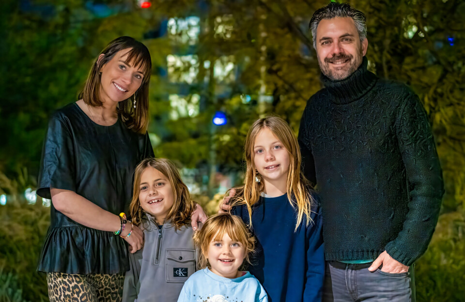 Lisbeth og Christian Vernsted-Fabricius med børnene Theodor, Ayasofia og Filippa-Lucia.