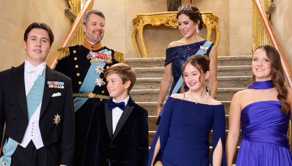 Frederik og Mary har igen forladt Danmark. Og noget kunne tyde på, at de har alle fire børn med.