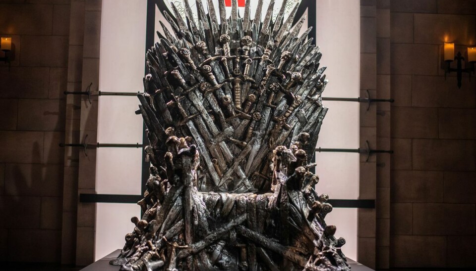 Jerntronen, 'The Iron Throne', spillede en essentiel rolle i TV-serien Game of Thrones. Men nu er den nye serie i universet ramt af corona. Foto: Sergio Flores/Reuters/Ritzau Scanpix Jerntronen, 'The Iron Throne', spillede en essentiel rolle i TV-serien Game of Thrones. Men nu er den nye serie i universet ramt af corona. Foto: Sergio Flores/Reuters/Ritzau Scanpix