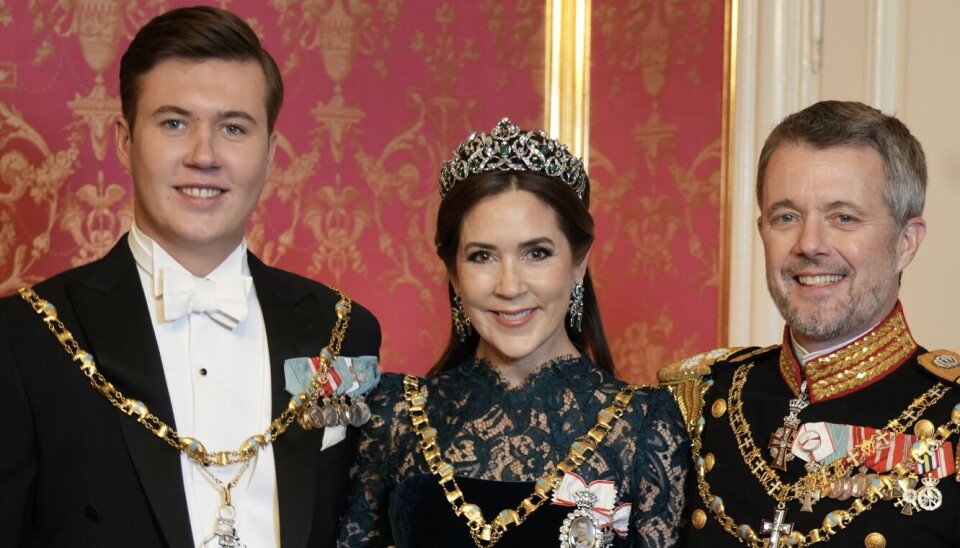 På billedet her, der er fra den nyligt afholdt nytårskur, er det tydeligt, at kronprins er vokset sin far godt og grundigt over hovedet.