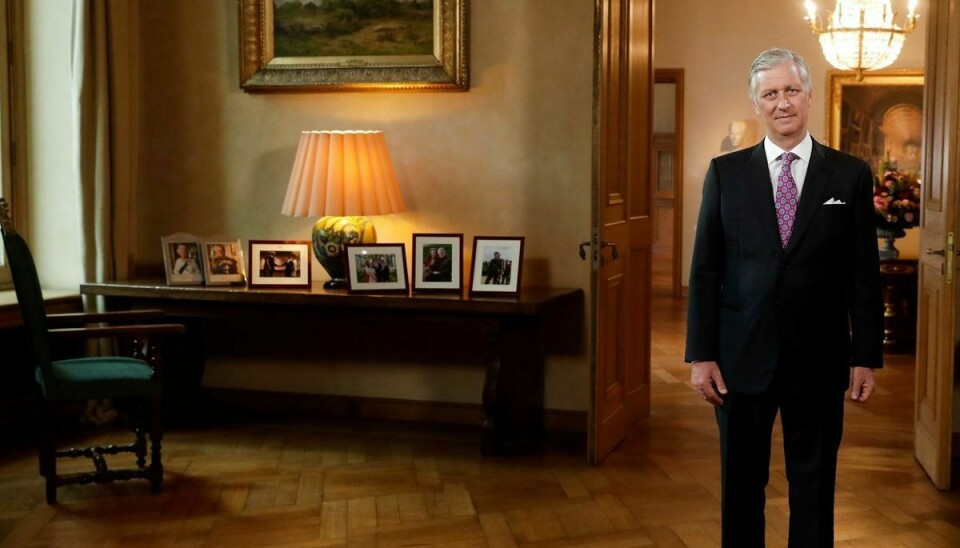 Belgiens Kong Philippe har billeder af den britiske Dronning Elizabeth og Prins Philip stående yderst til venstre på bordet. Foto: Stephanie Lecocq/Pool via REUTERS