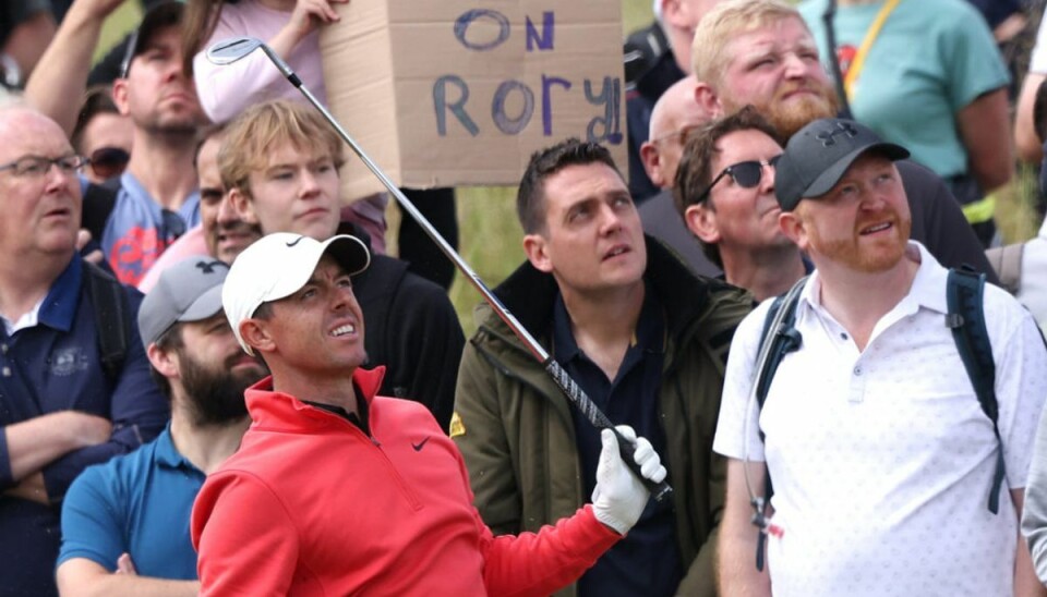 Tilskuer overrasker: Gjorde han virkelig det? Rory McIlroy fik sig lidt af en oplevelse, inden han gik på banen fredag i Skotland. – Foto: Russell Cheyne/Reuters