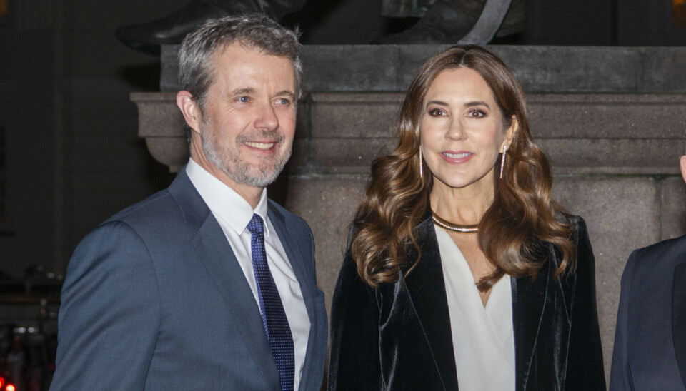Kong Frederik og Dronning Mary så forventningsfuld frem til klassikeren 'Jeppe På Bjerget', hvor Frederik Cilius spiller hovedrollen som Jeppe.
