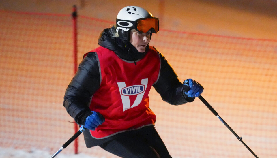 Kronisk lungesyge kronprinsesse Mette-Marit suser hun ned af pisten under besøget i Lommedalen skicenter.