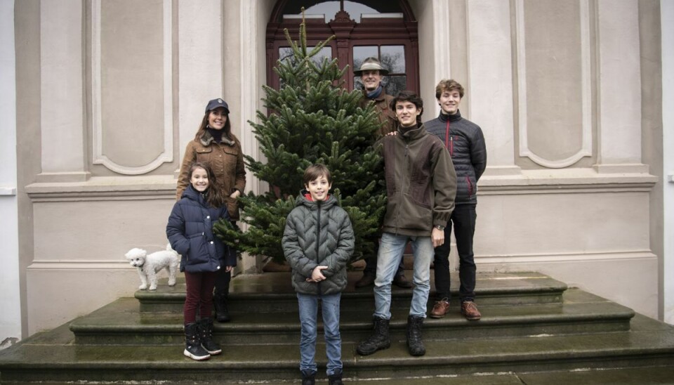 Julen i Jylland. På trappen til Schackenborg Slot i Møgeltønder står prins Felix samlet med prins Joachim, prinsesse Marie og prinsesse Athena og prins Henrik. Også prins Felix' storebror, prins Nikolai, står på slotstrappen. Billedet er fra julen 2020. (Arkivfoto)