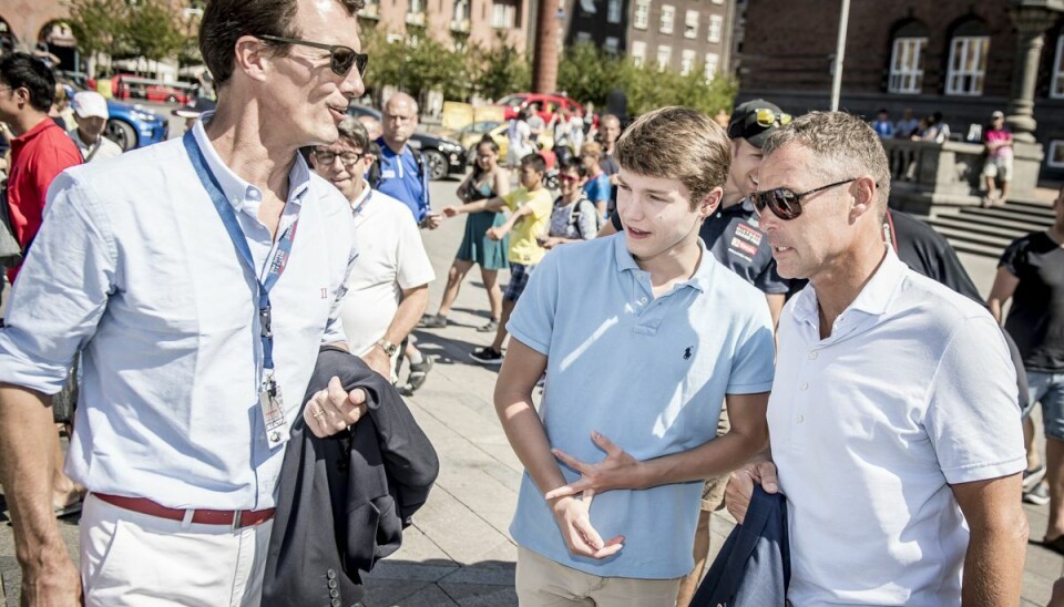 Interessen for biler deler prins Felix med sin far, prins Joachim. Han er glad for fart og er samtidig en ivrig racerkører. Far og søn er her i selskab med den kendte danske racerkører Tom Kristensen under Copenhagen Historic Grand Prix' åbningsreception på Københavns Rådhusplads i 2018. (Arkivfoto)