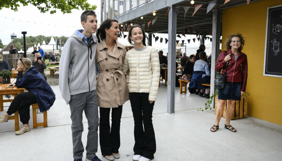 Selv om de kongelige forpligtelser forsvandt sammen med prinsessetitlen, var komtesse Athena alligevel på arbejde med sin mor, prinsesse Marie, da de i selskab med storebror, grev Henrik, besøgte Tønder Festival i august sidste år. Prinsesse Marie har været protektor for festivalen siden 2009.