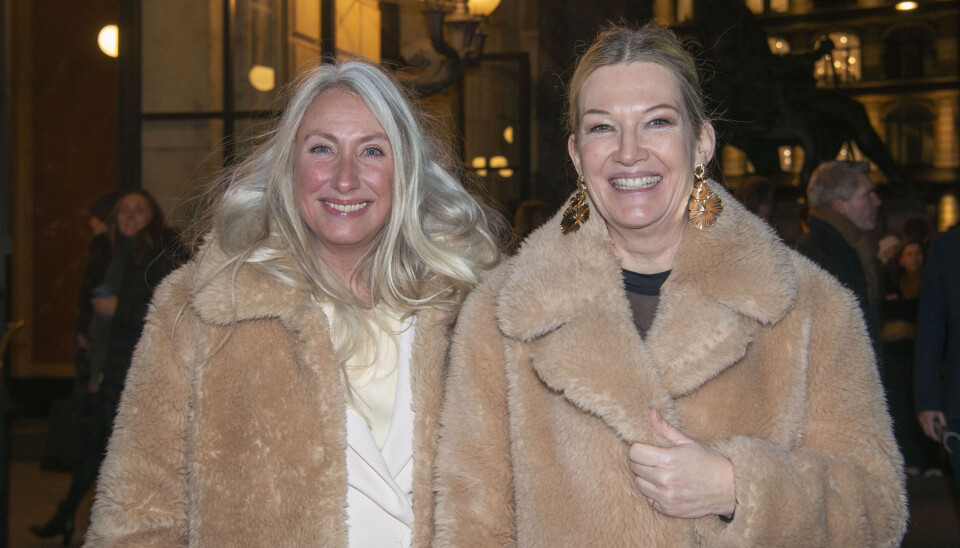 Anne-Grethe Bjarup Riis i ens jakkemodeller købt hos Ravn.