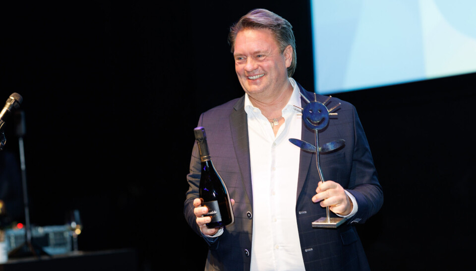 Johnny Hansen modtog fredag aften et flot trofæ efter kåringen som 'Årets Optimister 2024' indenfor kultur.