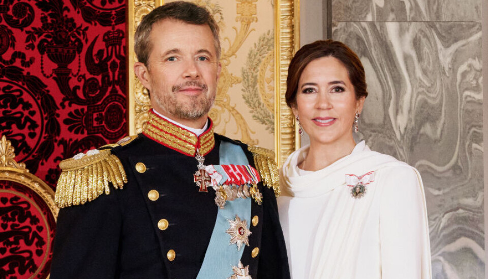 Kong Frederik og dronning Mary deltager i eftermiddag ved markeringen af 80-året for befrielsen af Auschwitz i Polen sammen med en lang række andre repræsentanter fra de europæiske kongehuse