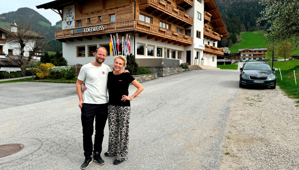 Lene Beier og mand foran HOtel Edelweiss