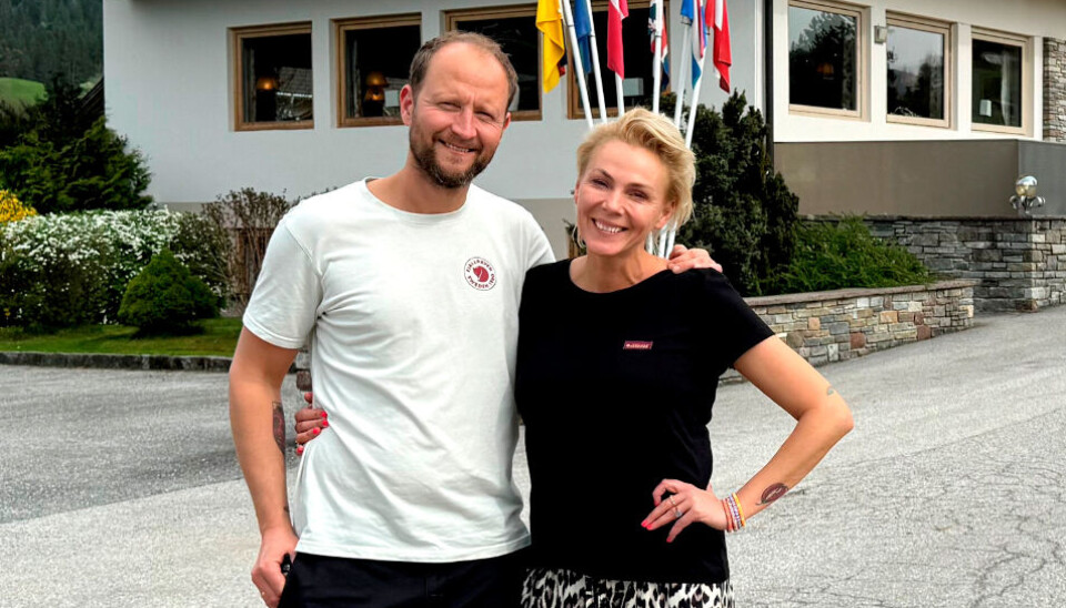 Lene Beier med sin mand Anders foran Hotel Edelweiss By Beier