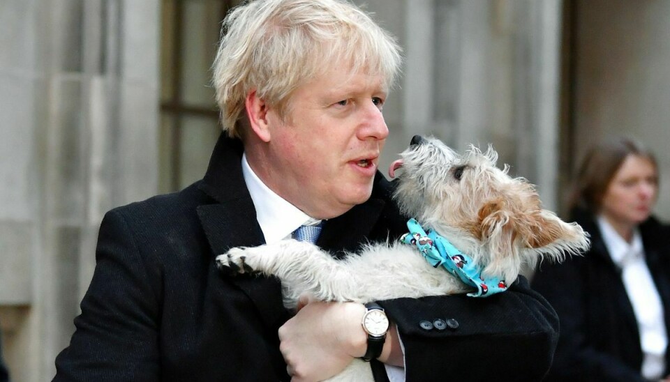 Den engelske premierminister Boris Johnson kommenterer nu på sin hunds hang til 'romantik'.