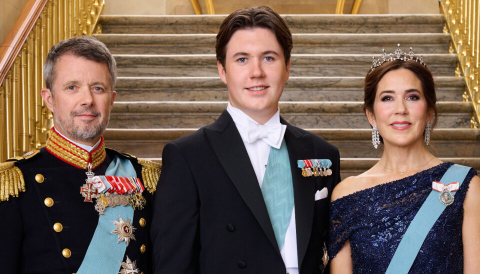 Det er som udgangspunkt altid kronprins Christen, her mellem sine forældre, der tager over som stedfortræder for kongen, når behovet opstår.
