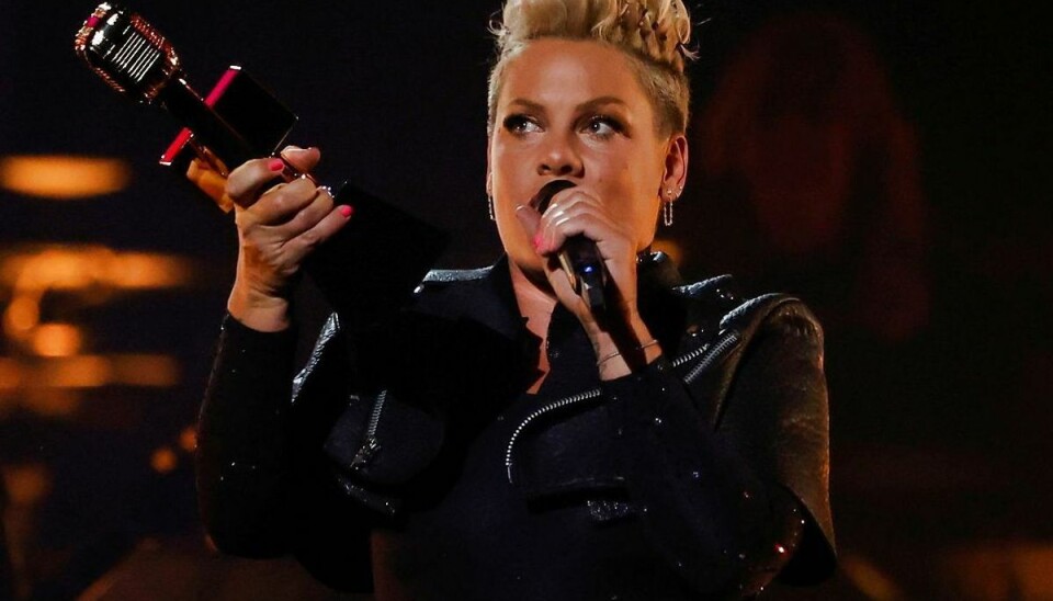 Den amerikanske superstjerne og flerfoldige Grammy-vinder Pink bakker op om de norske beach-håndboldpigers valg af spilletøj og ønsker Det Europæiske Håndboldforbund idømt bøde for sexisme. Foto: Scanpix/REUTERS/Mario Anzuoni