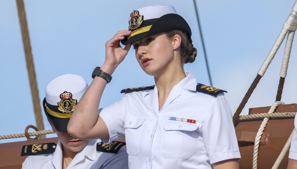 Leonor ses her ombord på Juan Sebastián Elcano da det stolte skib stævner ud fra havnen i Las Plamas på Gran Canaria og sætter kurs mod Brasilien.