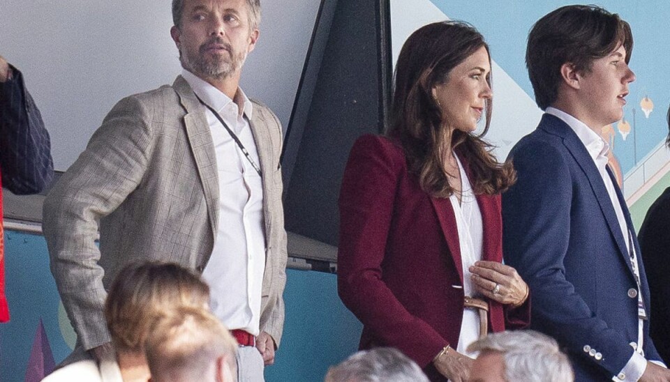 Kronprins Frederik, kronprinsesse Mary og prins Christian ses her i Parken under EM-kampen mellem Danmark og Belgien torsdag den 17. juni. Foto: Liselotte Sabroe/Ritzau Scanpix