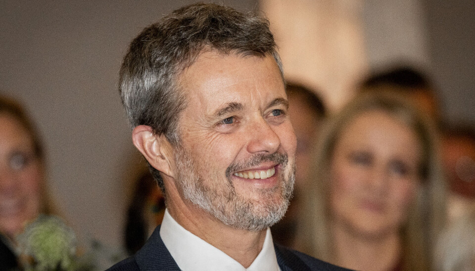 Kong Frederik har meldt sin ankomst til fejringen af de nykårede danske håndbold-verdensmestre på Københavns Rådhus i eftermiddag.