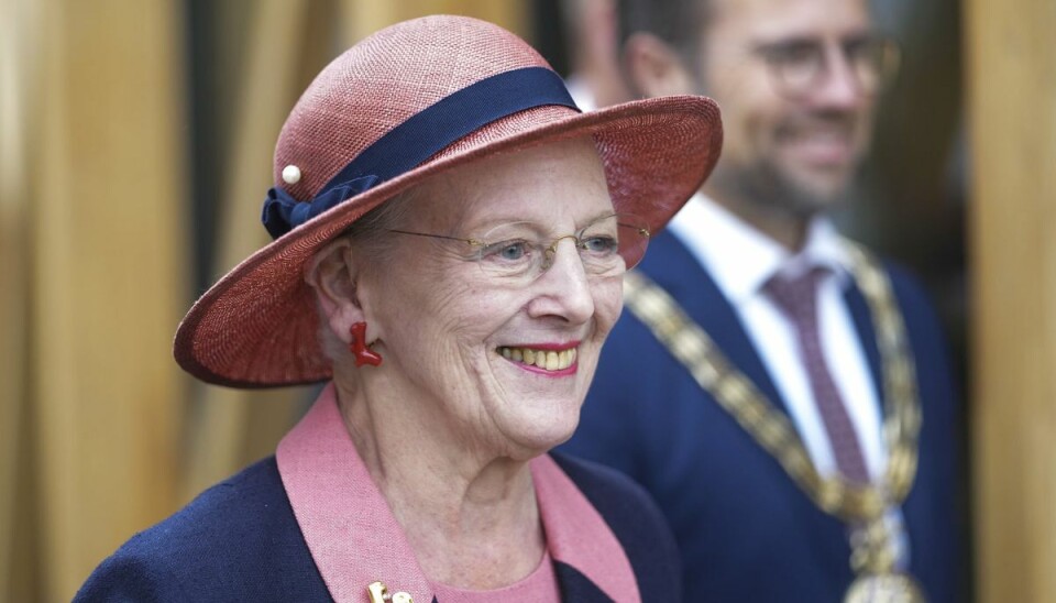 Efter motorstop og dårligt vejr er Dronning Margrethe ankommet til Færøerne.