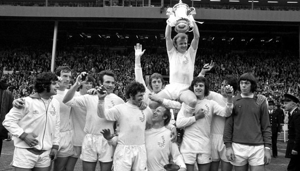 Mick Bates står yderst til højre i billede med sine holdkammerater efter de har vundet FA Cup in 1972.
